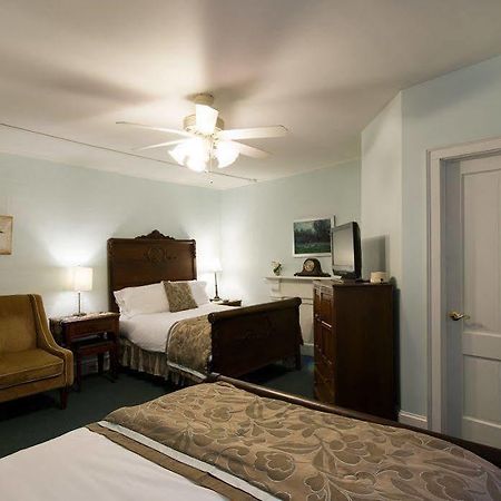 Rogues Harbor Inn Lansing Buitenkant foto