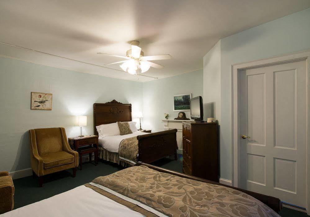 Rogues Harbor Inn Lansing Buitenkant foto